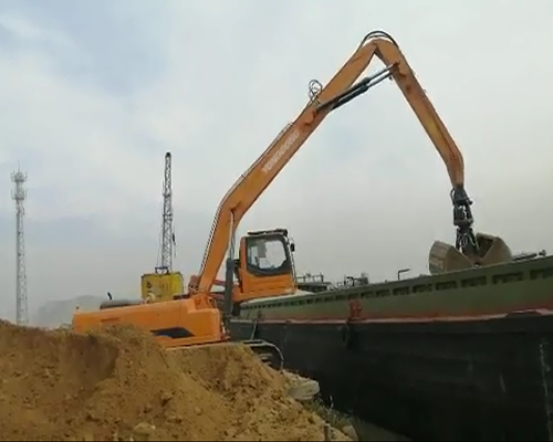 The crawler-type grabber YGSZ420 grabs soil at the wharf